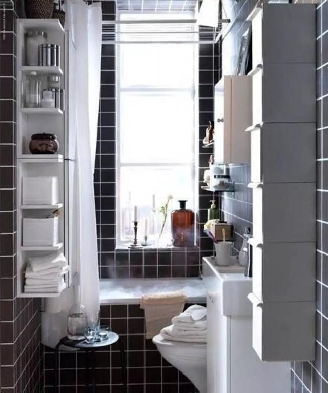 墙面凿洞是比较有视觉冲击感的卫生间扩容方式,可以设计在淋浴间或者
