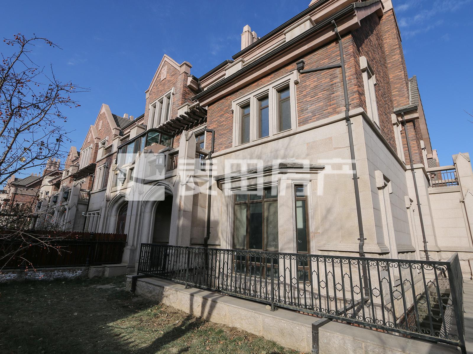 紧邻望京商业区 同慧谷根园 客厅6米高 赠送3车位 前花园