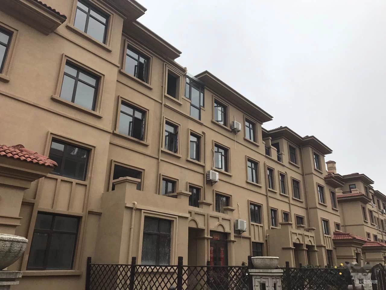 世茂龙湾 四期联排把头边户 看房方便有钥匙 诚心出售 不限购