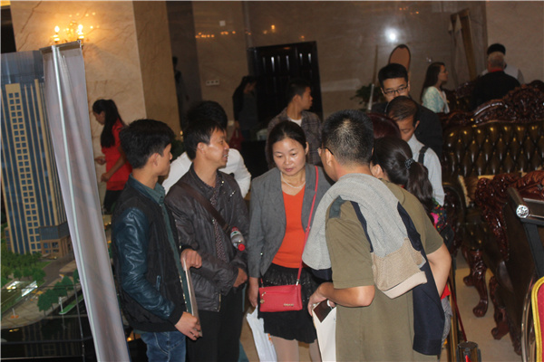 认购结束的顾客离开认购大厅