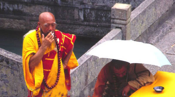 梦游禅境，解读梦见和尚剃发欲出家的深层含义