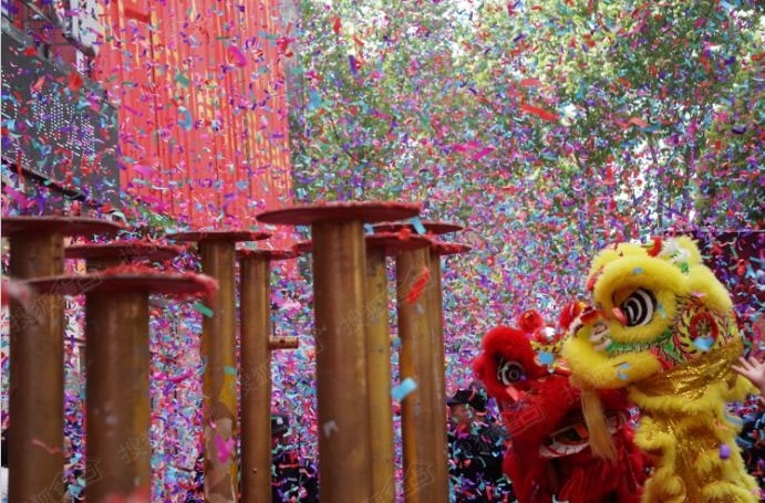 (礼炮齐鸣,热闹非凡)