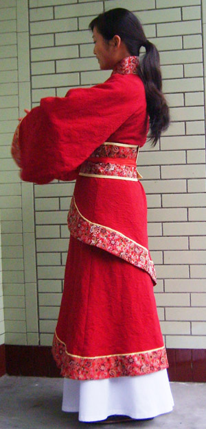 纯粹的转贴:图片:汉朝美女曲裾襦裙从里到外穿法图解