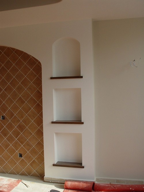 简单大方,方格石膏板造型顶通过实木线顶部收口,再配以驼色乳胶漆衬底