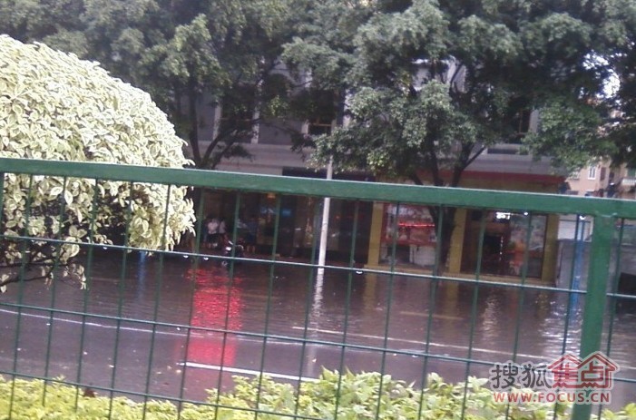 广州下暴雨增城发大水公交小车过河啦