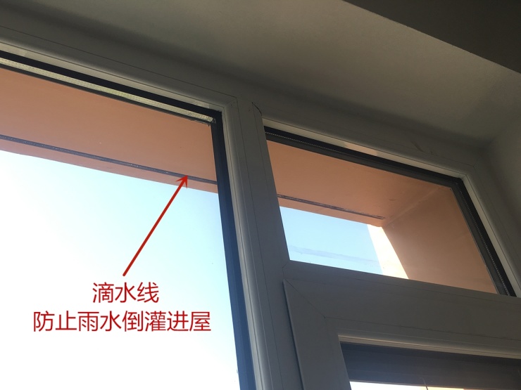 天庆金域蓝湾对每个户型,每个窗檐都划有滴水线,同时在阳台上也做了