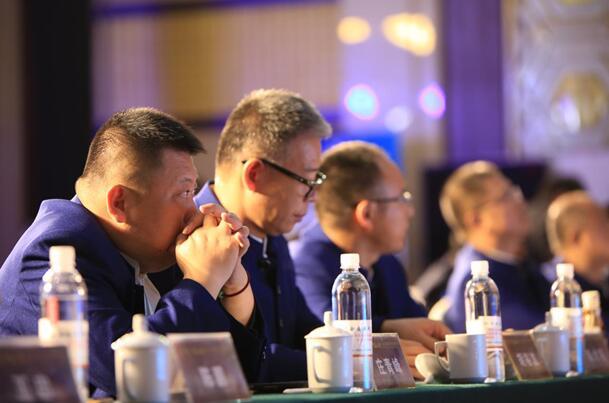 嘉宾依次入座(1)