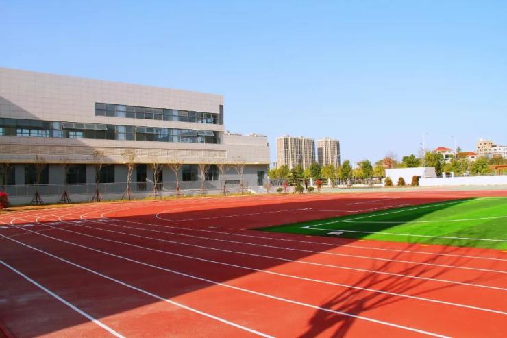 据厦门市翔城小学校长肖珩介绍,今年9月学校将计划招收,小学一年级4个