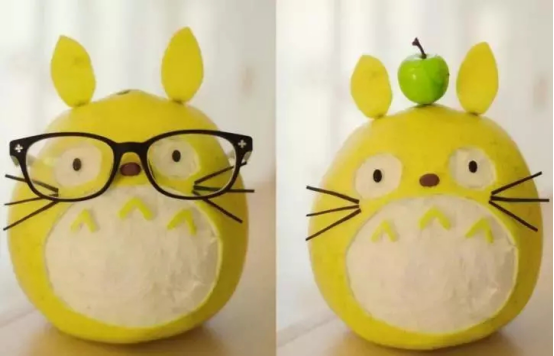 示意图在柚子上绘画可爱的图案柚子皮做齐刘海雕刻精致的卡通人物没有