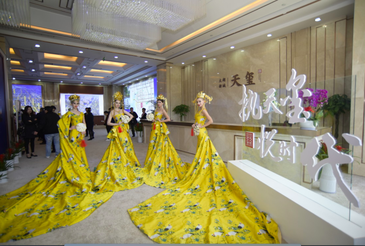 国际模特身着华服现场演绎,太湖新城天玺中魂西技之魅力展露无遗