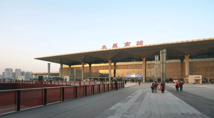 太原南站建筑面积与鸟巢体育场相当,是太原站的3倍.