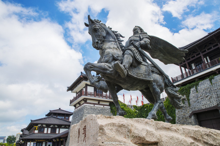 聆听英雄项羽 ---霸王举鼎的故事,丰富同学们的历史知识在老槐树前