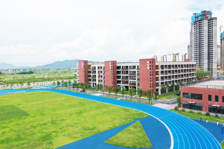 学校实景图设备齐全 智慧校园崇正学校现有初中,小学,综合三栋教学