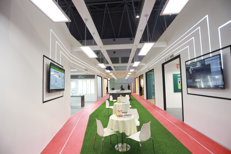 重庆教装展三雄极光来势汹汹汹汹