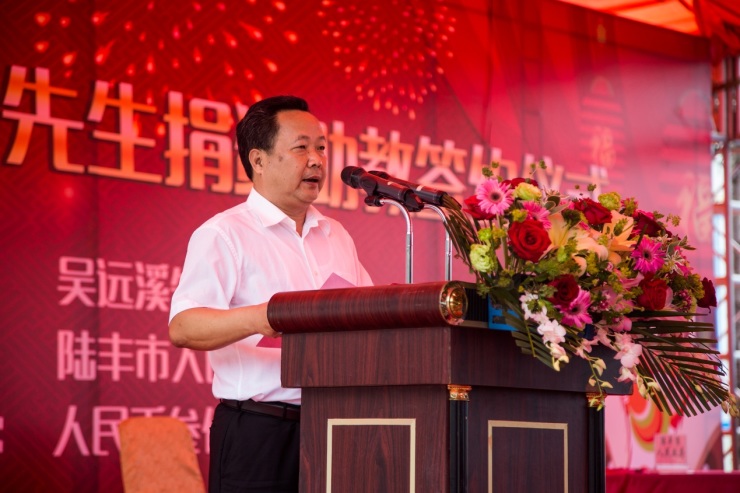 市政府的组织下,绿海城集团董事长吴远溪先生和汉京集团董事长吴远港