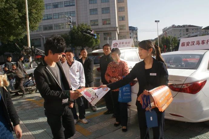 找客户最重要的还是走出去,要懂得常见的拓客方式,比如派单,宣传单上