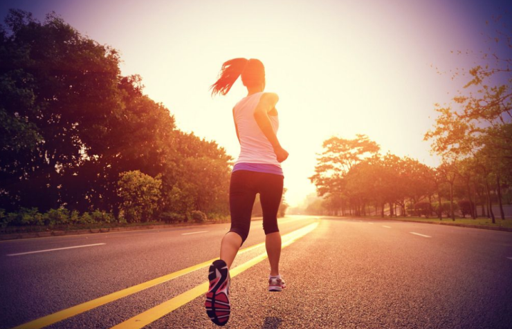 越来越多追求健美的人士加入了微信运动," 快乐健步走 健康每一天 "