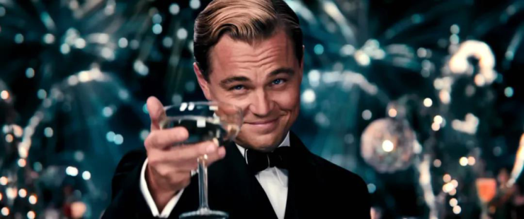 在《了不起的盖茨比》中那个端杯敬酒,亦或是电影《王冠》中飞驰