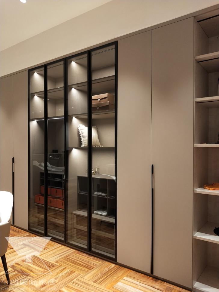 平凹国际家居衣帽间的衣柜到底装不装门