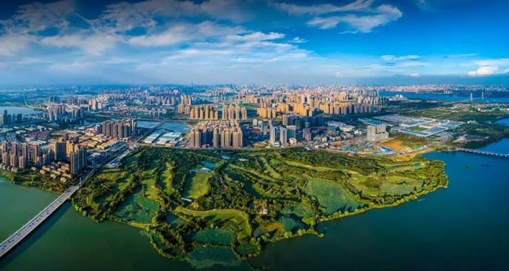 项目南侧毗邻东方高尔夫公园,约1083亩武汉城心少有高尔夫标准场地,直