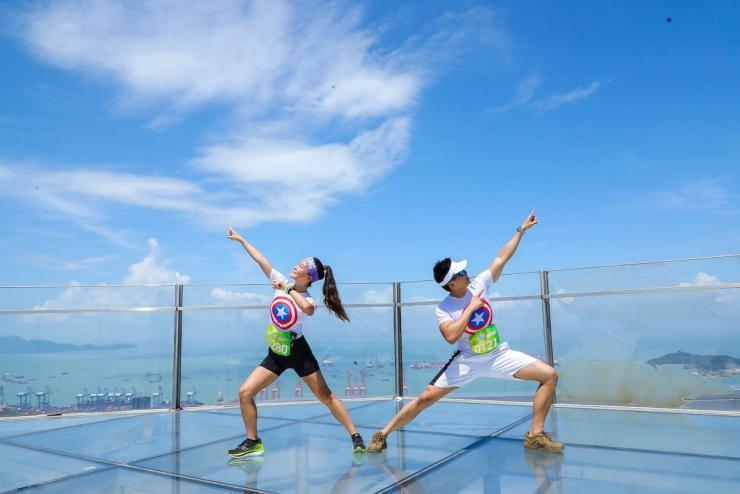 290名运动健儿齐聚深圳前海世茂大厦云端垂马鸣枪开跑