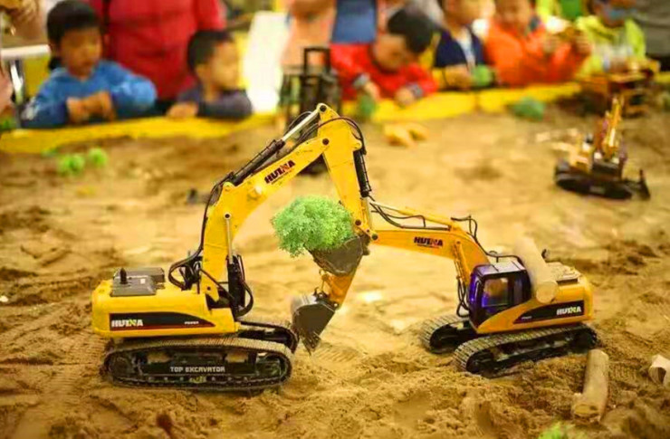 奇妙夏日来海公园遥控亲子工程车真酷