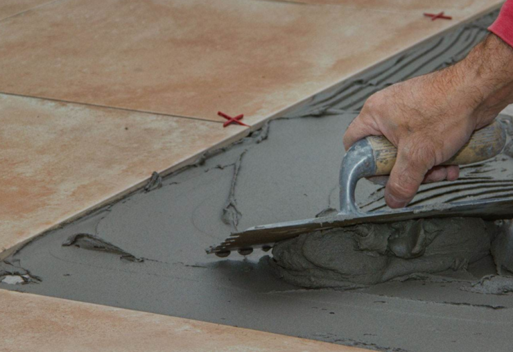 在瓷砖铺贴后需要先养护一段时间,之后需要保护起来,可以使用石膏板