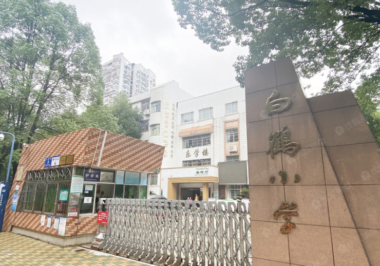 同时,日盛白鹤公馆的教育资源也很丰富,周边有白鹤小学,建宁中学等