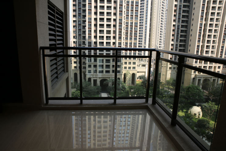 最大的亮点是,空间利用得较好,主卧带有独立卫生间,u型厨房,厅出阳台