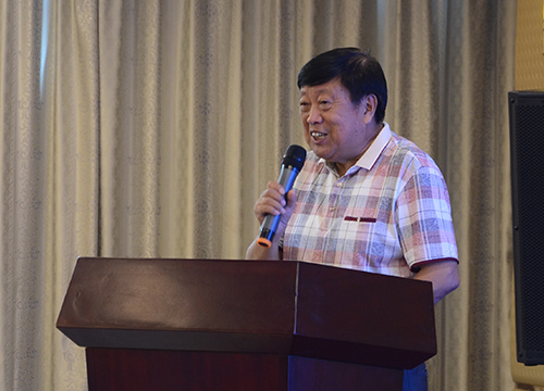大会进行第一项,我们以热烈掌声欢迎青岛人人大原副主任王新春致开幕