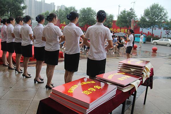 教育的温度：扶贫助学在路上