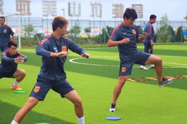 李明携U19全员鲁能滨海足球场晨训备战潍坊杯