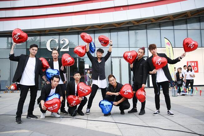 小鲜肉街头上演热舞快闪 为路人送上"爱心"