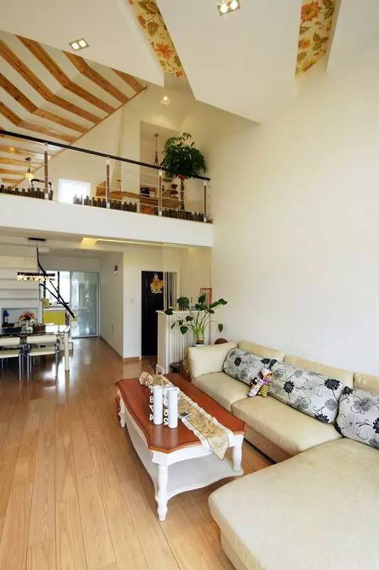 90㎡田园小复式,挑高电视墙这样装,有花样!