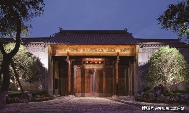 拙政别墅主入口大门采用以全东南亚进口柚木为主,木柱直径达35厘米