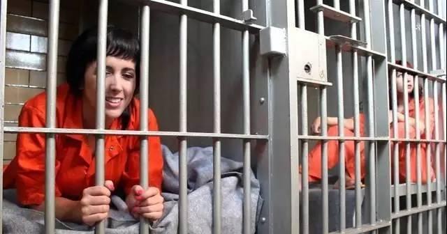儿童坐牢 牢房图片
