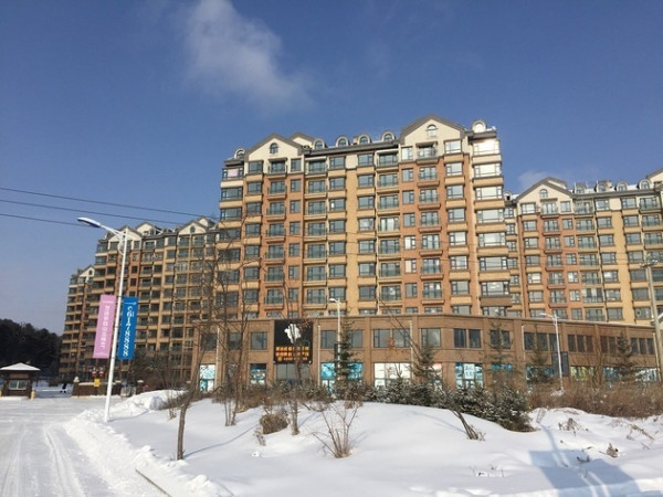 万达经营长白山项目十年生活区似空城高球场被叫停