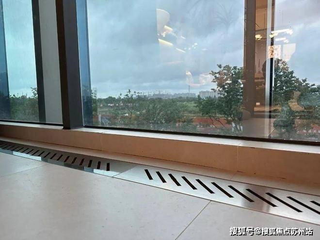 卫生间门套线下部增加了石墩,起到更好的防潮防霉作用,且避免长时间水