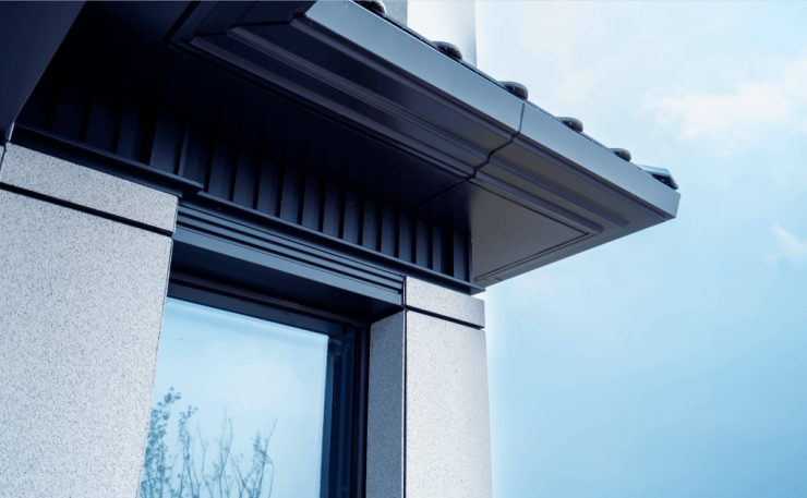 建筑一二楼采用石材干挂,三楼采用铝板干挂,其屋顶挑檐采用铝板挑檐