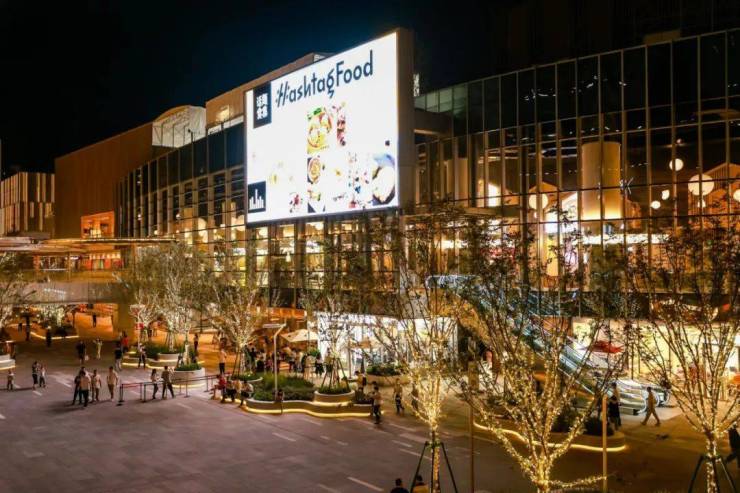 6万方的虹桥天地,约25万方的龙湖天街,约35万方宝龙广场,约37万方的