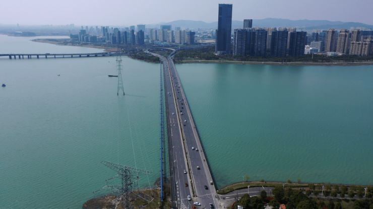 而從耘林康養社區出發,途徑蘇震桃公路,松陵大橋,便可看到醉人的蘇州