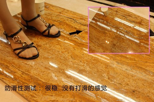 测评员将简一法国流金铺在地上,倒上一定量的水,然后测评员穿着高跟鞋