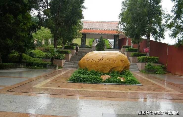 距离业主最近的是信义荔山公园,距离不过百米,同时周边还有求水山公园