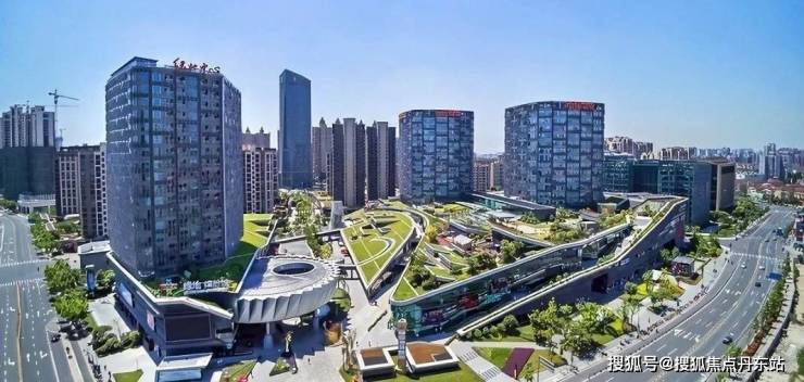 商业资源丰富,距离项目1公里是绿地缤纷广场,3公里内有万达广场(上海