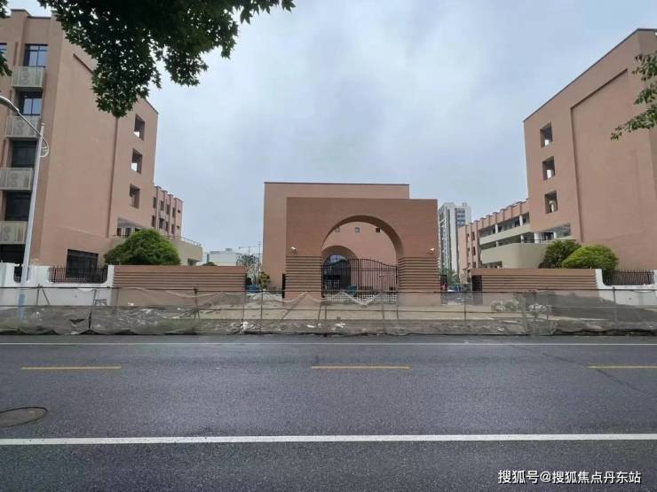 上海大学附属奉贤实验学校在建实景图象屿·江湾悦府售楼处电话:400