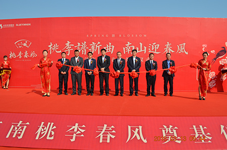 现场数位领导和嘉宾为济南桃李春风剪彩,培土