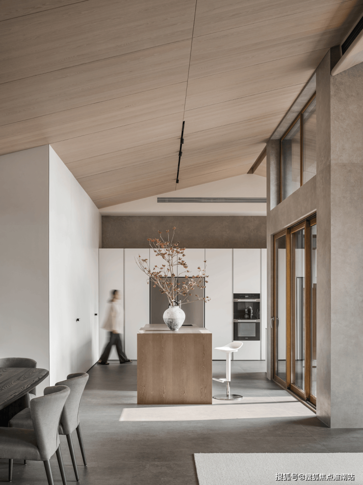 在建筑感十足的屋顶之下,一切都显得别有艺韵.