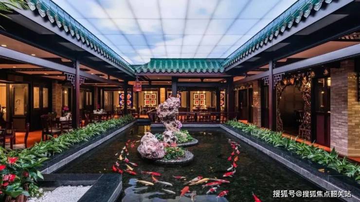 打造过白天鹅宾馆的珠实,简直把白天鹅宾馆的同款园林搬进小区,岭南