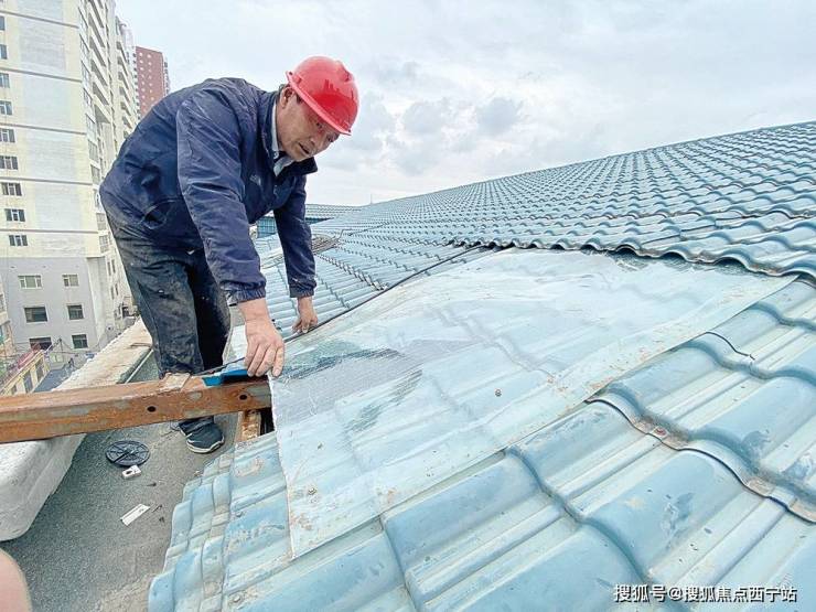 施工人員在彩鋼瓦拆除位置安放陽光板,防止雨水再次流入住戶家中.