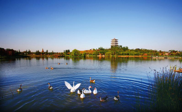 位于浐灞生态区,拥有两项生态资源,一是浐河,灞河所缔造的天然活水,二